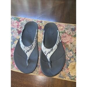 OOFOS OOLala Limited Edition Snake Print Recovery Thong Sandal Sz 7 EU 38